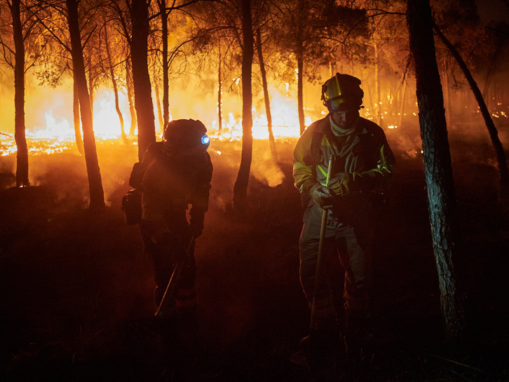 Bomberos trabajan durante la noche en los trabajos de extinción del reciente incendio de Zarrakaztelu.