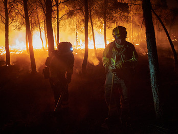 Bomberos trabajan durante la noche en los trabajos de extinción del reciente incendio de Zarrakaztelu.