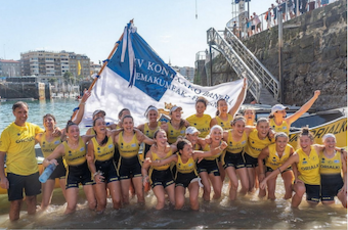 Patxi Frances arraunlariekin batera 2022ko Kontxako Bandera irabazi izana ospatzen.