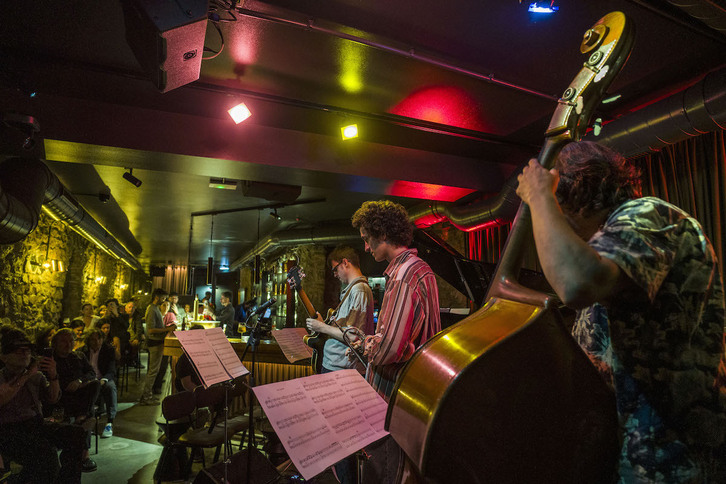 Músicos y aficionados en un concierto en la sala Altxerri.