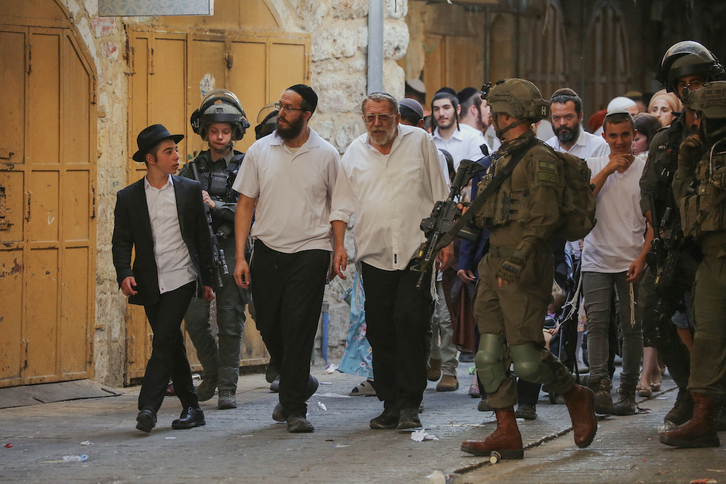 Soldados israelíes junto a colonos en Hebron, la pasada semana.