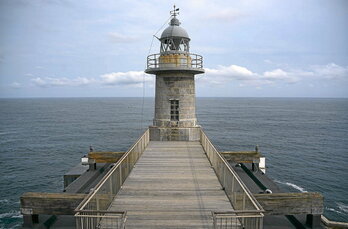 Santa Katalina Itsasargia, ondoko orrialdean. Lerro hauen gainean, Endika Duran gidaria, bisitan eskura daitekeen informazio panel bat eta nabigazio simulagailua.