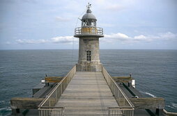 Santa Katalina Itsasargia, ondoko orrialdean. Lerro hauen gainean, Endika Duran gidaria, bisitan eskura daitekeen informazio panel bat eta nabigazio simulagailua.