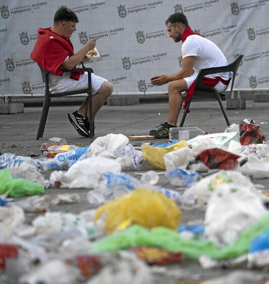 Jaietako suzko gauek plastikozko goizak izaten dituzte ordain.