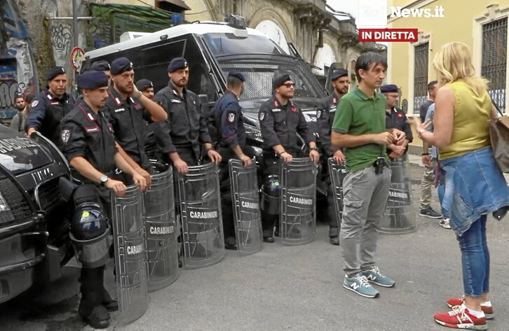 A la izquierda, captura de pantalla de la operación policial para el desalojo de Leoncavallo. Arriba, acto de recuerdo a Fausto Tinelli y Lorenzo Iannucci y dos imágenes de la larga historia del centro social.