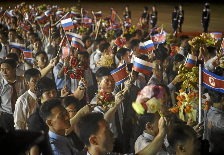 Norcoreanos reciben con banderas rusas al presidente de la Duma (Parlamento de Moscú) a su llegada a Pyongyang.