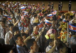 Norcoreanos reciben con banderas rusas al presidente de la Duma (Parlamento de Moscú) a su llegada a Pyongyang.