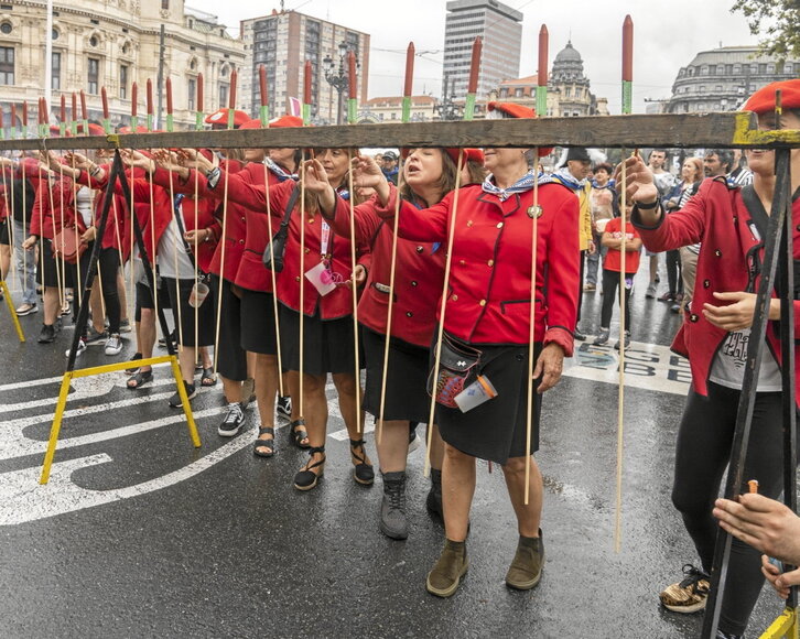 Las txupineras se preparan para disparar los cohetes.