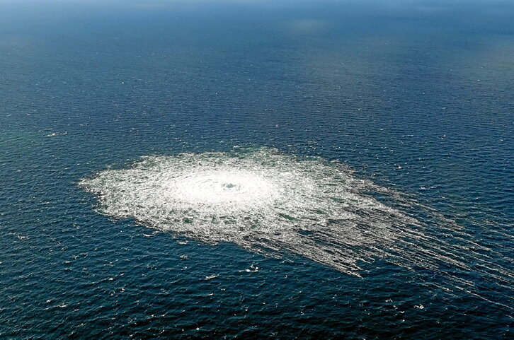 Imagen mostrada por el Mando de Defensa danés de la fuga de gas en Nord Stream 2 tras el sabotaje.