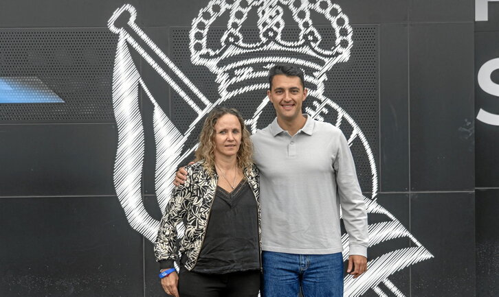 Maider Castillo eta Arturo Ruiz prentsarekin bildu ziren atzo Zubietan.