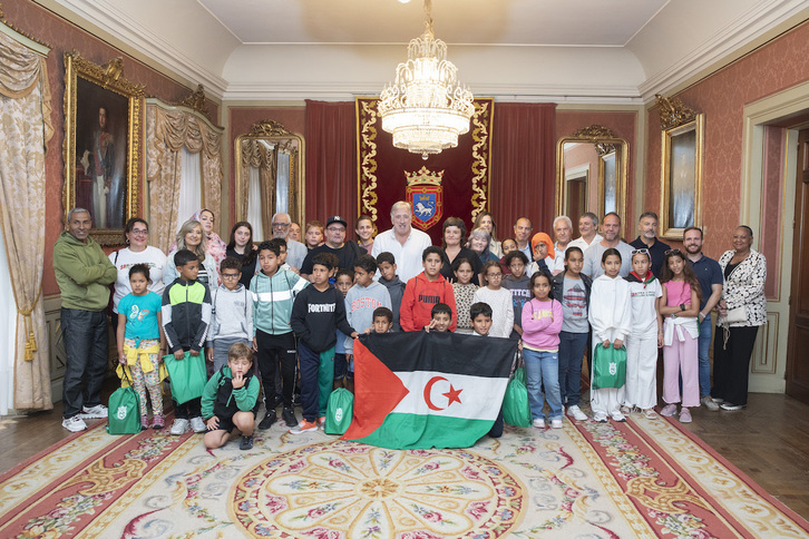 Haur sahararrek bisita egin dute udaletxera.