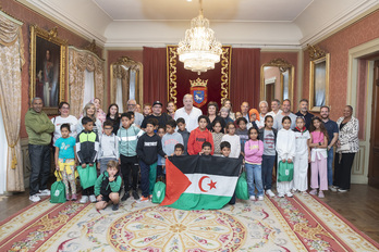 Haur sahararrek bisita egin dute udaletxera.