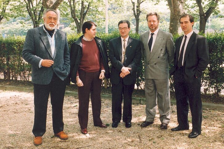 Gorospe (segundo por la derecha), junto Néstor Basterretxea y Peio Aldazabal, entre otros..