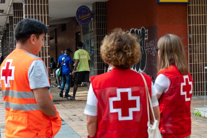 La Cruz Roja está gestionando la asistencia a estos malienses junto a Lakua. La imagen es del traslado de los de Donostia, hace dos semanas.