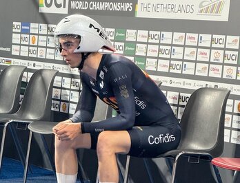 Eñaut Urkaregi, concentrado antes de disputar la final de persecución.