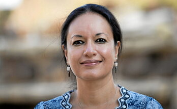 Un feligres recita el Corán en el interior de la mezquita Jamia Masjid, en Srinagar.