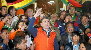 El democristiano Rodrigo Paz Pereira saluda a sus seguidores tras  quedar primero en primera vuelta.