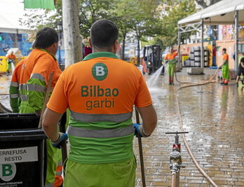Bilbaogarbiko langileak, artxiboko irudi batean.