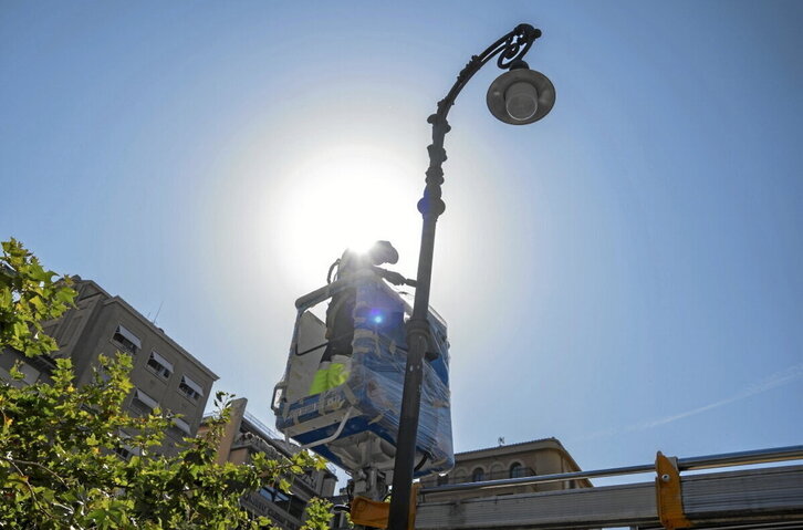 Un operario expuesto al calor extremo en Iruñea.
