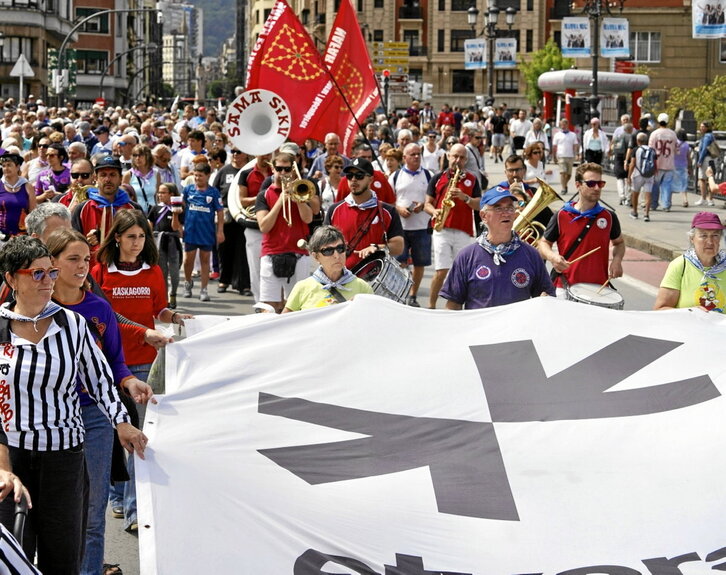 Konpartsen babesak kolorez jantzi zuen Sareren Bilboko manifestazioa.