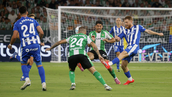 Carlos Vicente golpea el balón ante la presión de los béticos Fornals y Ruibar.