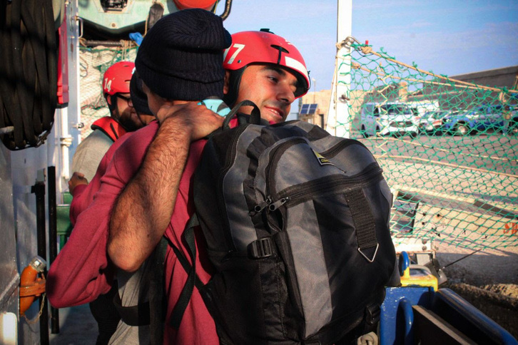 Behartutako lau eguneko nabigazioaren ondoren, Italiako Barin lehorreratu dira Aita Marik erreskatatutako hamahiru pertsonak.