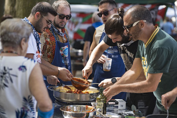 Cuadrilla preparando su cazuela de marmitako.