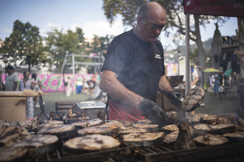 Parrillada de bonito en El Arenal coincidiendo con el Gastronómico.