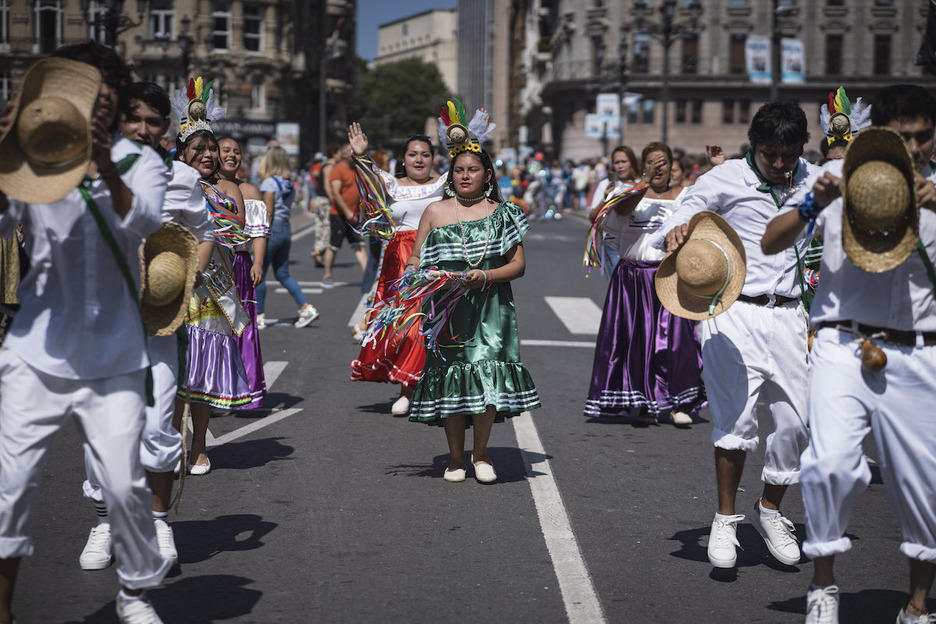 Grupos de otras culturas se han sumado a Aste Nagusia en una colorida kalejira.