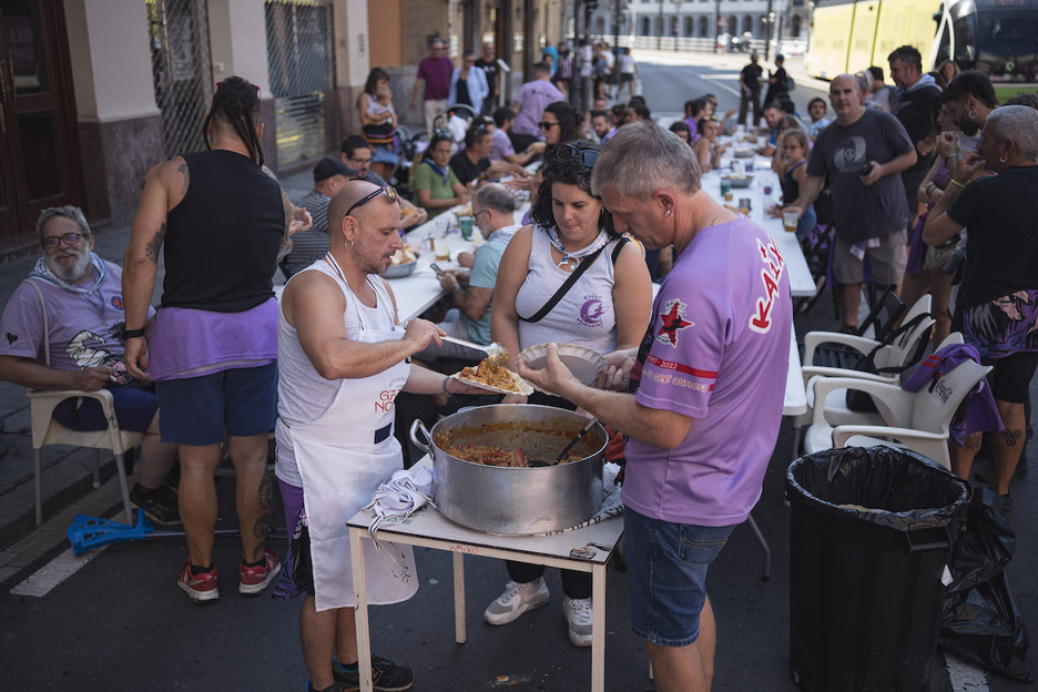 Comida de comparsas junto al Arriaga.