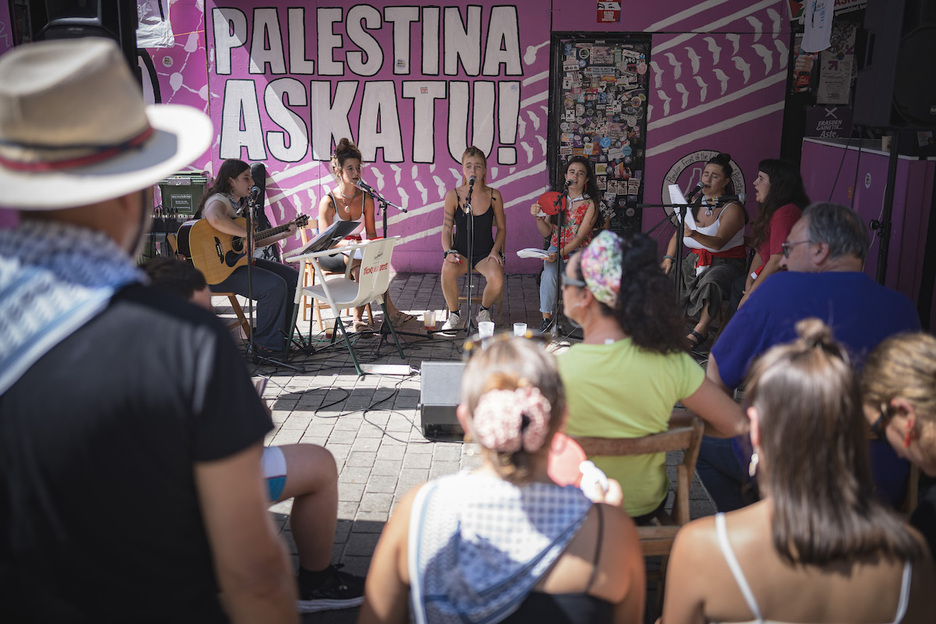 Actuación musical en las txosnas.