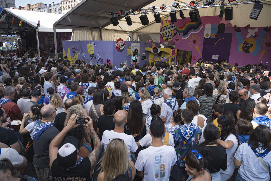 Acústico de Olatz Salvador en la txosna de Txinparta.