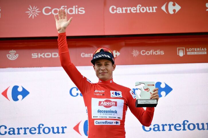 Jasper Philipsen, con el maillot rojo del líder de la Vuelta.