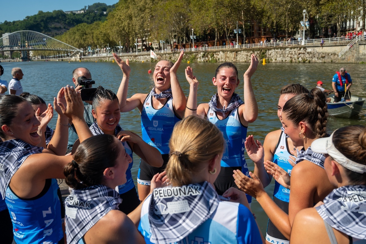Las remeras de Zarautz celebran su victoria en la Liga ETE. (Gorka RUBIO | FOKU)