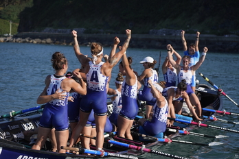 Alegría de Arraun Lagunak tras ganar en aguas de Ondarroa.