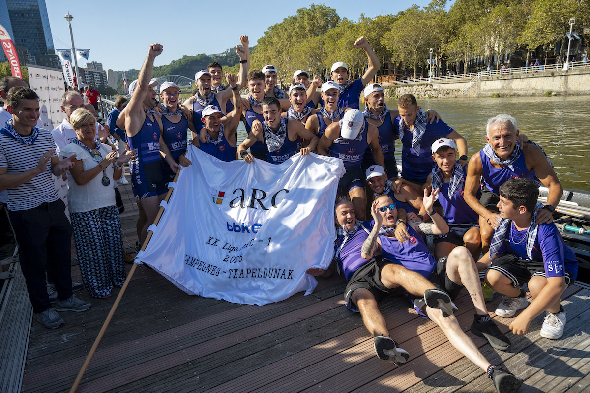 Los integrantes de la ‘Sotera’ celebran su título de la ARC-1. (Gorka RUBIO | FOKU)