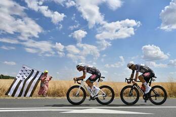 Rickaert y Van der Poel, en la novena etapa del Tour, que llegó a ser la segunda más rápida de la historia de la ronda francesa. 