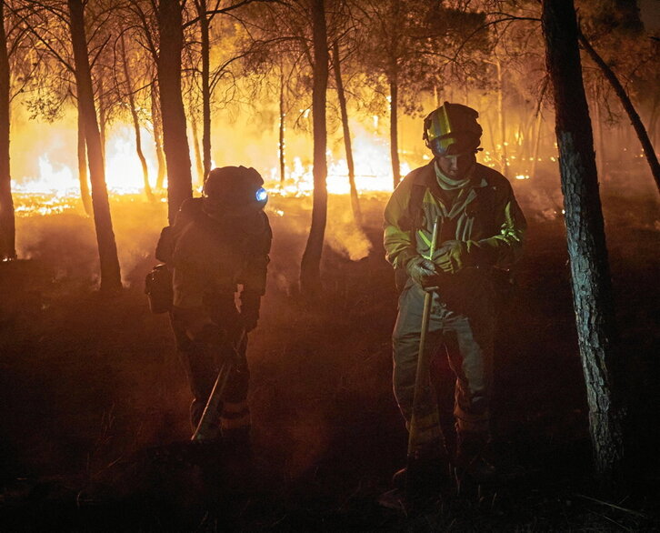 Bomberos trabajando durante la noche en el reciente incendio de Zarrakaztelu, que asoló 246 hectáreas, de las que menos del 30 % eran superficie arbolada.