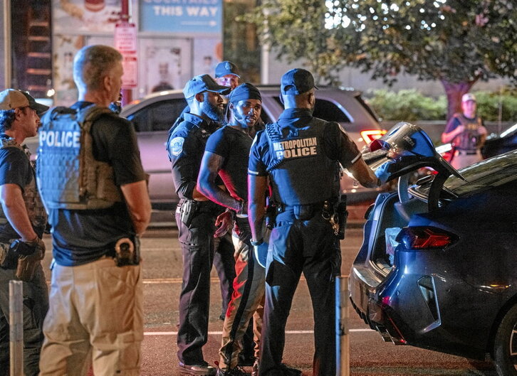Washingtoneko Polizia, agente federalekin batera, pertsona bat atxilotzen trafiko kontrol batean, joan den ostegunean.