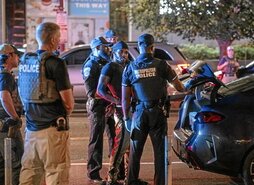 Washingtoneko Polizia, agente federalekin batera, pertsona bat atxilotzen trafiko kontrol batean, joan den ostegunean.