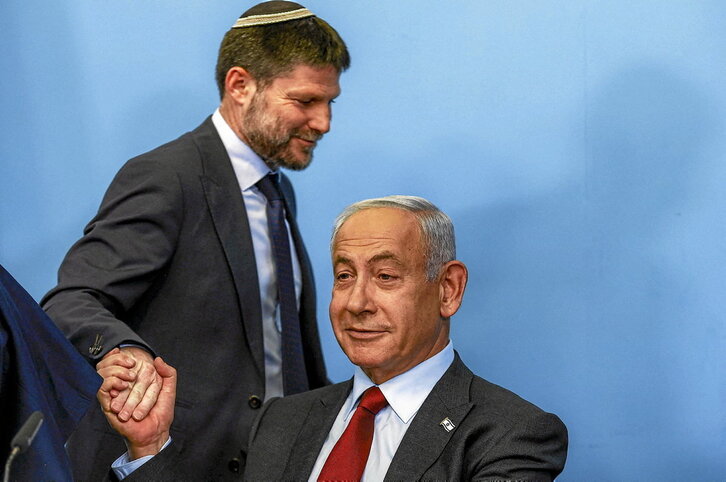 Benjamin Netanyahu da la mano al ministro de Finanzas, Bezalel Smotrich.