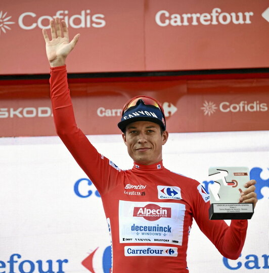 Jasper Philipsen, con el maillot rojo de líder de la Vuelta.