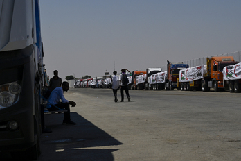 Camiones cargados con ayuda humanitaria esperan en el lado egipcio de la Frontera con la Franja de Gaza.