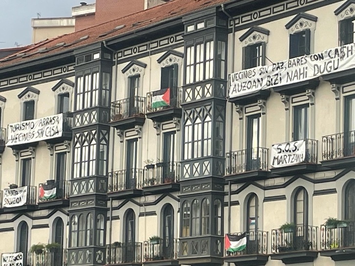 Bizilagunek ipinitako kartelak Martzana kaiako etxeetan.