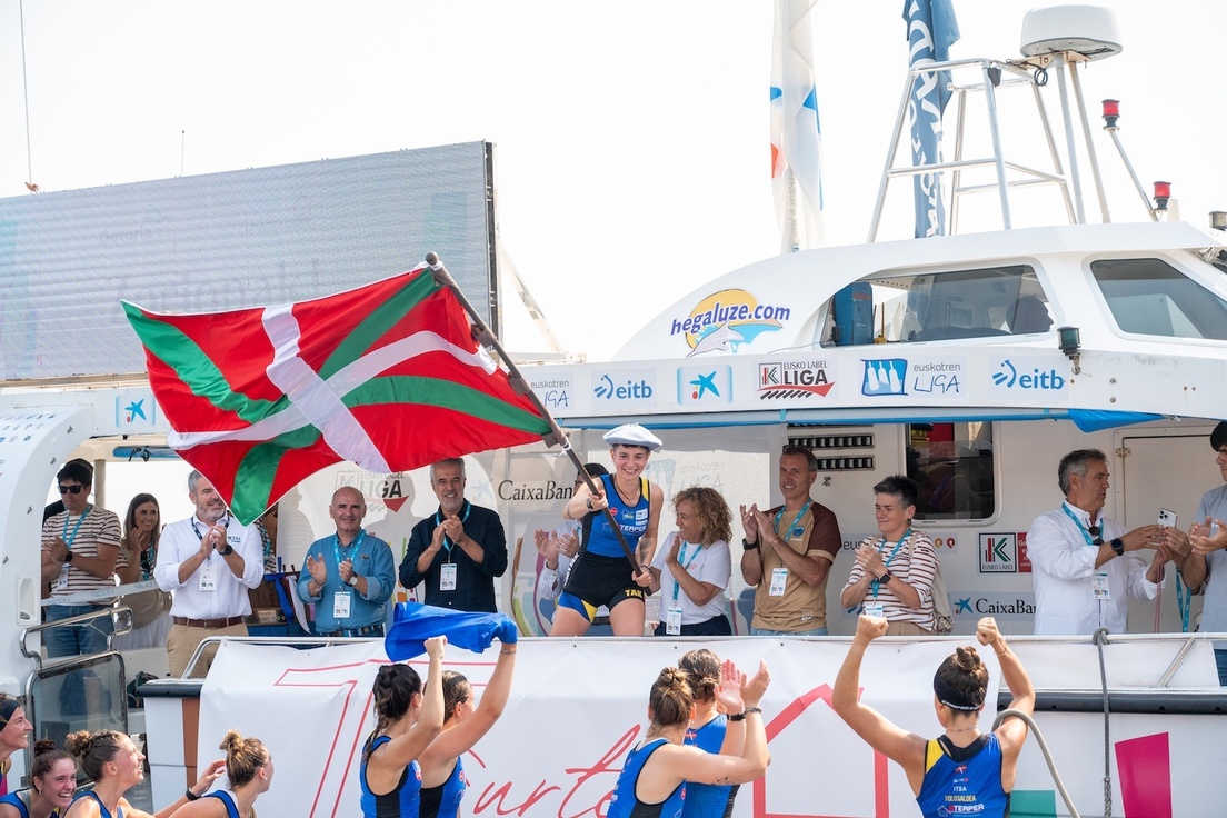 Nerea Pérez, patrona de Tolosaldea, ondea la bandera ganada en aguas de Getaria.
