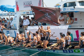 Fiesta a bordo de la trainera de Zierbena.