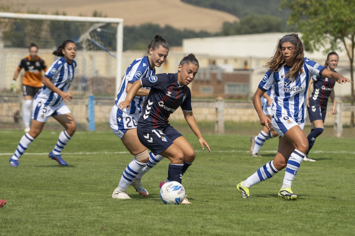 Iara Lacosta baloiarekin Maria Molinaren aurrean, Dulantzin jokatutako Euskal Herria Kopako finalean.