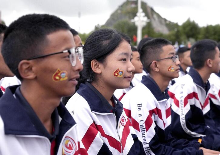 Jóvenes participan en los fastos pro-chinos en Lhasa.