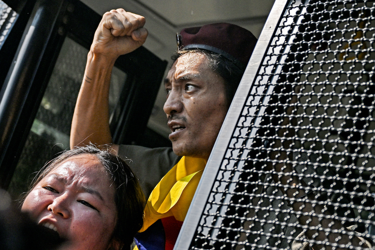 Detenidos en una protesta pro-tibetana. (Sajjad HUSSAIN/AFP)