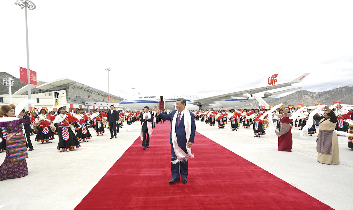 El presidente chino Xi Jinping saluda a su llegada a Lhasa. (Xie HUANCHI/AFP)